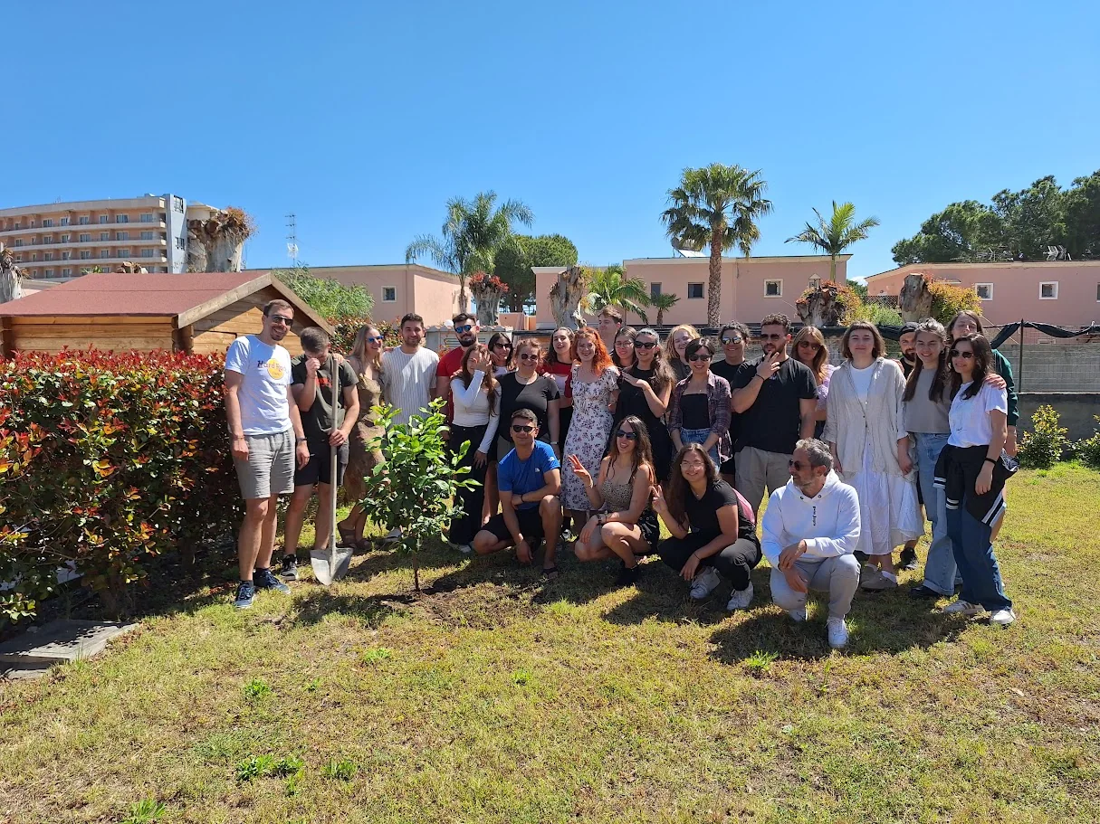 Gruppo di partecipanti durante un’attività sul territorio